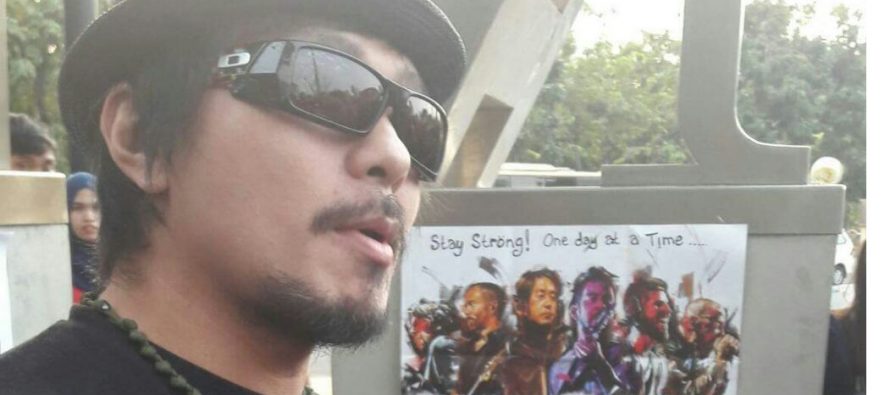 Joe Tirta Vokalis Band Saintloco Menyanyikan Lagu Santai Saja Untuk Chester Bennington