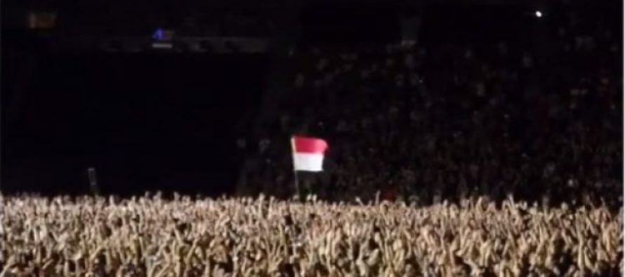 Bendera Merah Putih Berkibar Di Konser Foo Fighters