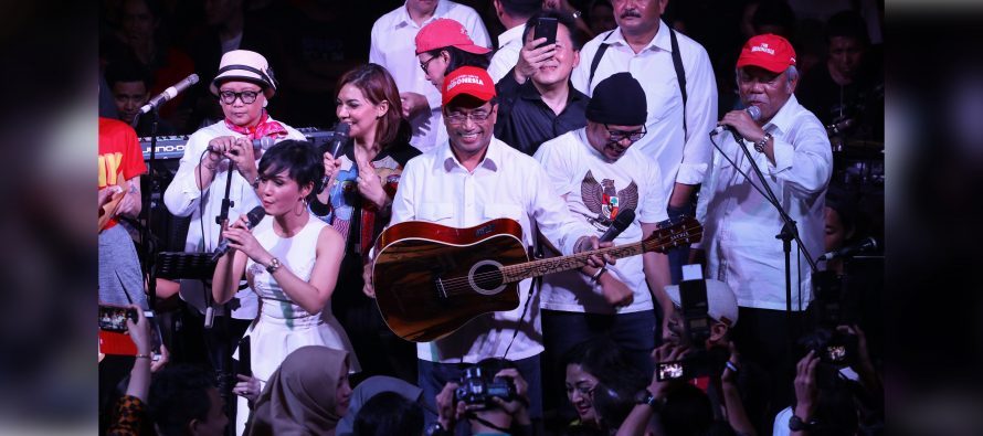 Gitar Milik Menteri Perhubungan Laku 250 Juta