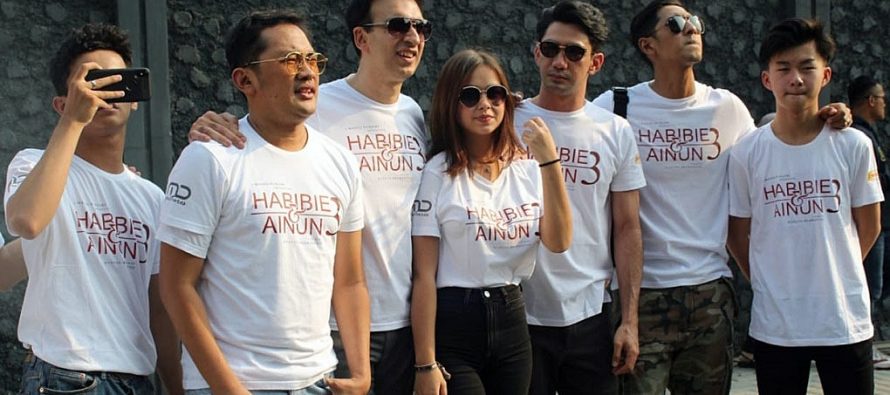 Giant poster Sambut Sekuel Ke 3 Film Terbaru ’Habibie & Ainun’