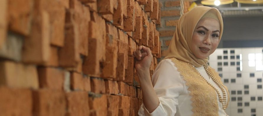 “Tia Veres” ramaikan Industri musik Indonesia melalui single perdana “Tetap Cinta”.