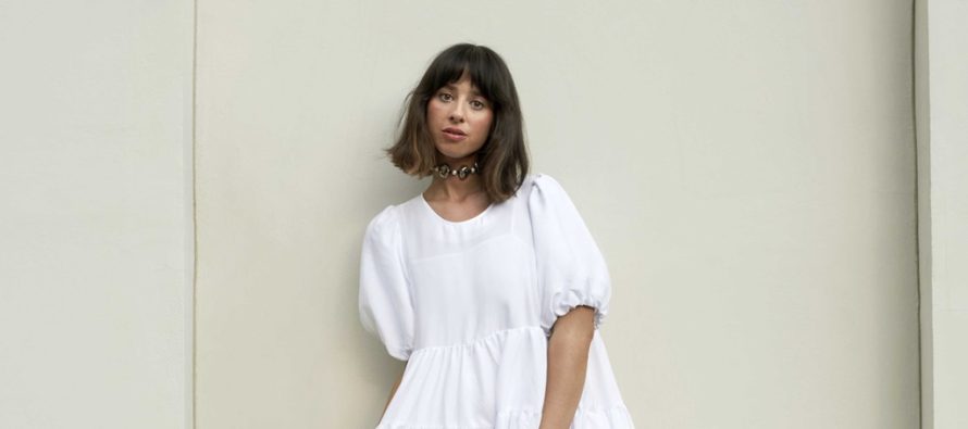 “Foxes” merilis single barunya “Sky Love” yang Lagu bernuansa disko.
