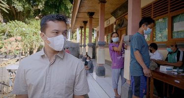 Riri Riza Menggarap Film Dokumenter ‘Maestro Indonesia’ Yang Mengangkat Kisah Dokter Sulianti Saroso dan Pengusaha Sukses Ciputra.
