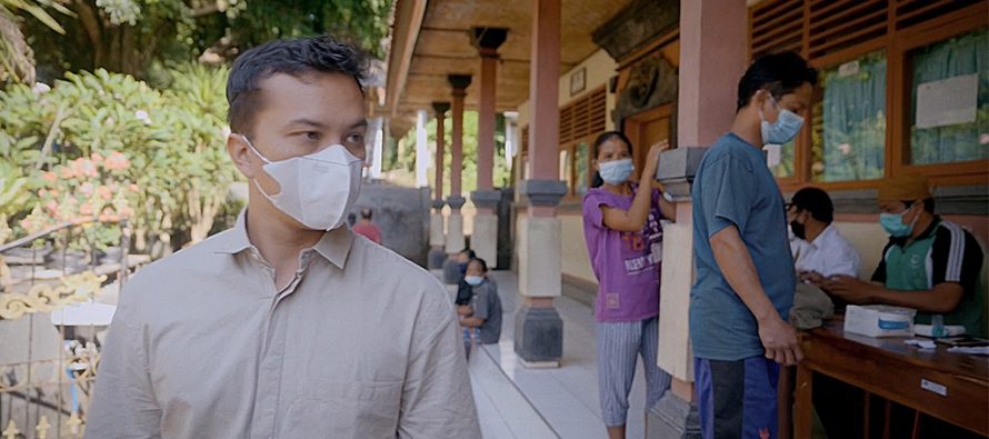 Riri Riza Menggarap Film Dokumenter ‘Maestro Indonesia’ Yang Mengangkat Kisah Dokter Sulianti Saroso dan Pengusaha Sukses Ciputra.